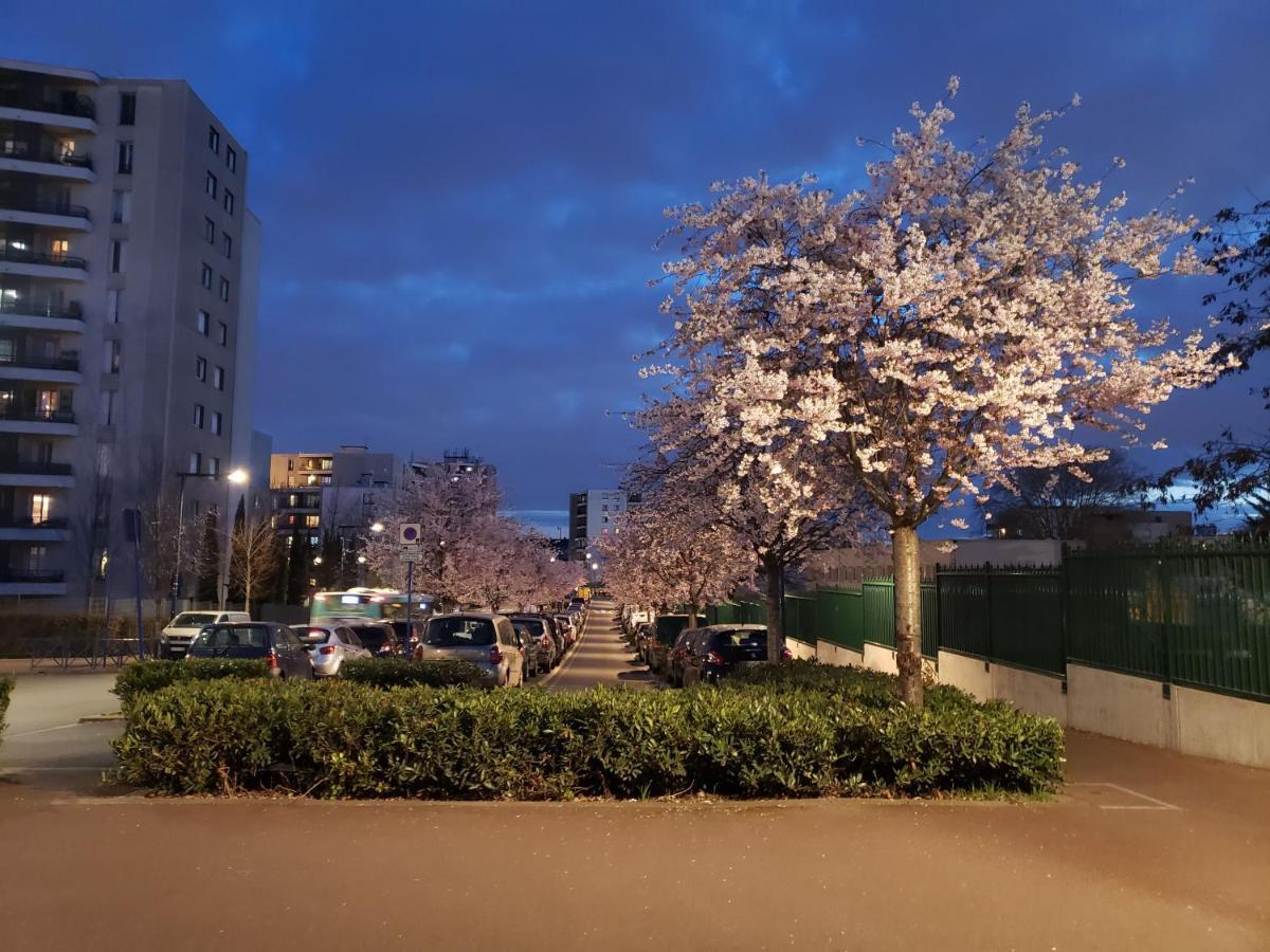Disponible - Appartement Entier - 10Mn Rer B Aeroport Cdg - Paris Gare Du Nord, T11 Express, Le Bourget, Tout Equipe, Netflix Gratuit, 3 Personnes, 4Eme Etage, Escaliers, Parc Des Expositions, Parking Rue Gratuit Apres 19H Drancy Kültér fotó